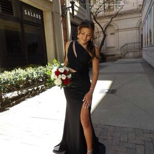 Black 1 shoulder prom dress!